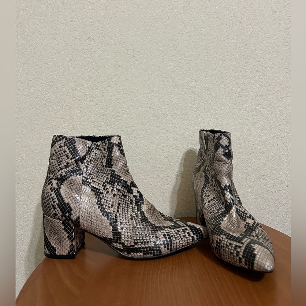 Marc Fisher Snakeskin Retire Booties Women’s Size 8 Black Party Business Ankle